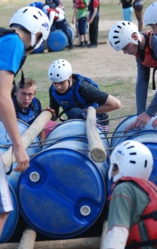  Floßbau ist eine Teamleistung 